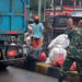 TNI-Polri Bantu Angkut Sampah di Pasar Cimanggis Ciputat