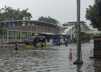 Transjakarta Alihkan Sejumlah Rute Akibat Banjir di Jakarta