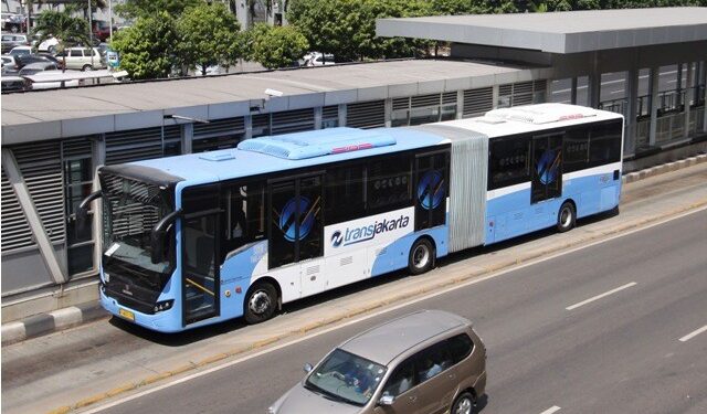 Tragis! Pejalan Kaki Tewas Terlindas Bus Transjakarta di Jaksel
