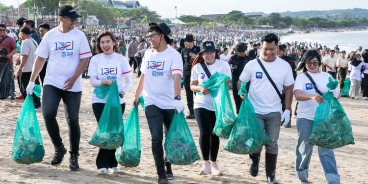 Dukung Gerakan Indonesia ASRI, BRI Peduli Ajak Masyarakat Bersih-bersih Pantai untuk Lingkungan Berkelanjutan di Pantai Kedonganan Bali