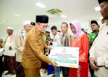 Gelar Safari Ramadan, Gubernur Andra Soni Beri Bantuan untuk Ustaz, Marbot hingga Pesantren
