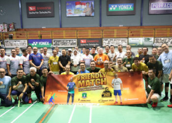 Gubernur Andra Soni Ramaikan Pertandingan Persahabatan BangBro Badminton Triple