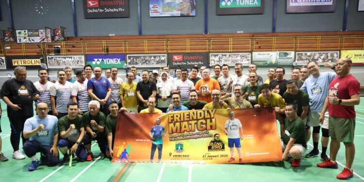 Gubernur Andra Soni Ramaikan Pertandingan Persahabatan BangBro Badminton Triple