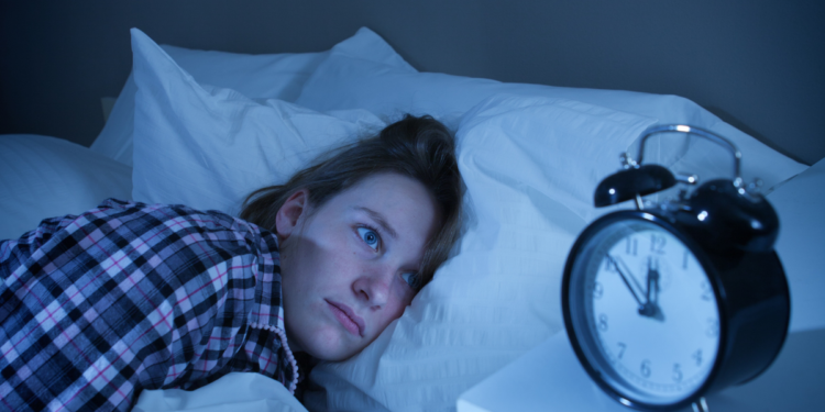 Sering Terbangun Jam 2–3 Pagi dan Sulit Tidur Lagi? Ini Penyebab dan Cara Mengatasinya