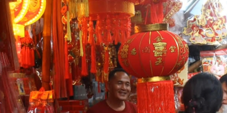 Berburu Lampion hingga Angpao, Pasar Lama Tangerang Makin Padat Jelang Imlek