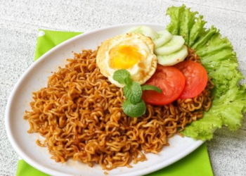 Masih Sering Makan Mi Instan? Begini Tips Mengolahnya Agar Lebih Sehat