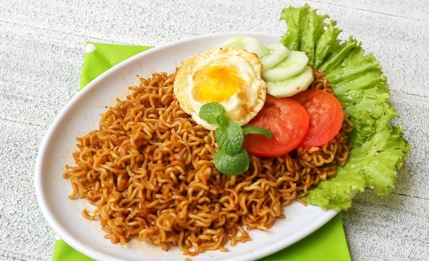 Masih Sering Makan Mi Instan? Begini Tips Mengolahnya Agar Lebih Sehat