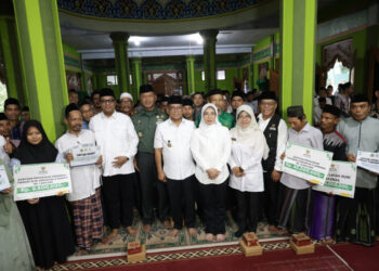 Safari Ramadan, Gubernur Andra Soni Buka Puasa Bersama Warga Cisata Pandeglang