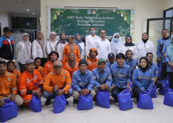 Kolaborasi DWP dan DLH Tangsel Berbagi Bersama Penyapu Jalanan