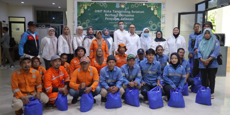 Kolaborasi DWP dan DLH Tangsel Berbagi Bersama Penyapu Jalanan