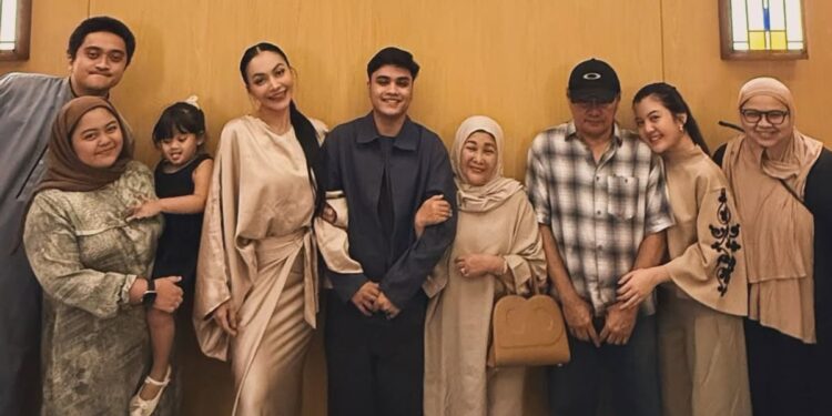 Lebaran Penuh Haru, Konflik Denada dan Ressa Berakhir Damai