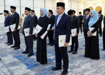 Menag RI Serahkan SK Presiden kepada Pengurus BAZNAS Periode 2026-2031
