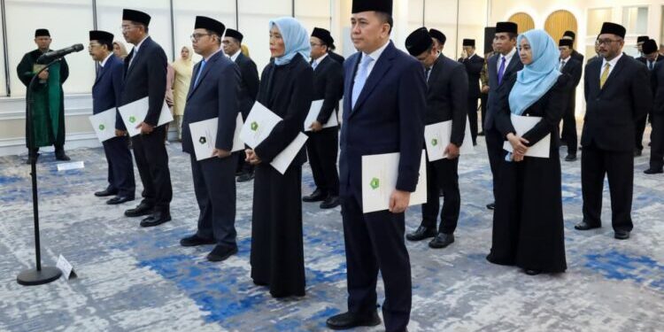 Menag RI Serahkan SK Presiden kepada Pengurus BAZNAS Periode 2026-2031