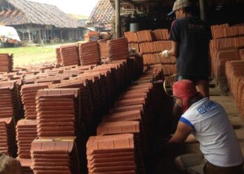 Dari Tanah Liat ke Harapan: Kisah Hena Gian Hermana Mengangkat Usaha Genteng Bersama BRI