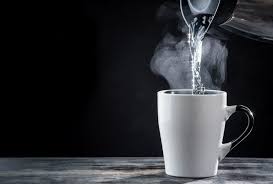 Tren Minum Air Panas di Pagi Hari Viral, Ketahui Fakta Medisnya