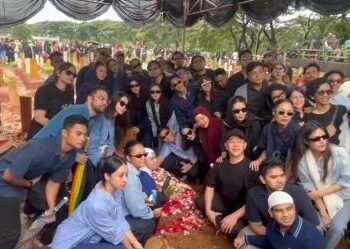 Nuansa Biru Dominasi Pemakaman Vidi Aldiano, Jadi Simbol Perpisahan Terakhir