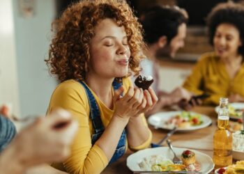 Tips Buka Puasa Tanpa Kalap, Terapkan Mindful Eating Agar Tubuh Tetap Sehat