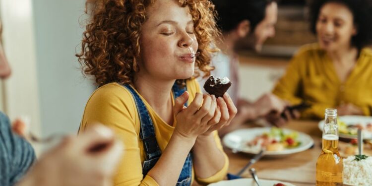 Tips Buka Puasa Tanpa Kalap, Terapkan Mindful Eating Agar Tubuh Tetap Sehat