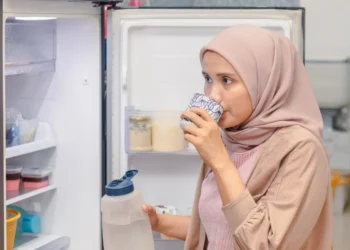 Sering Minum Es Saat Buka Puasa? Ini 7 Risiko yang Siap Mengintai