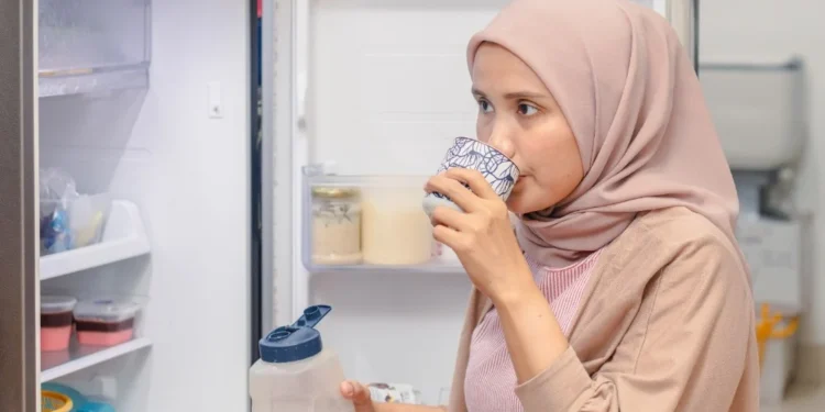 Sering Minum Es Saat Buka Puasa? Ini 7 Risiko yang Siap Mengintai