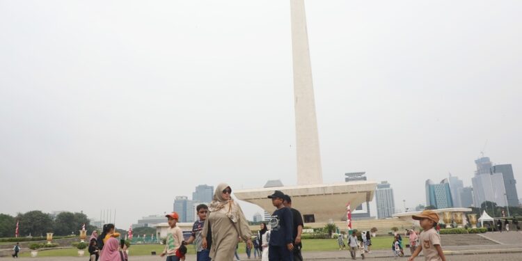 Libur Lebaran, Monas Diserbu Ribuan Pengunjung dari Berbagai Daerah