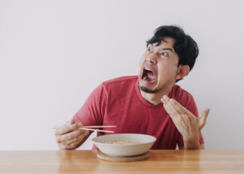 Suka Makan Pedas Saat Berbuka Puasa? Waspadai 7 Dampak Buruknya bagi Tubuh