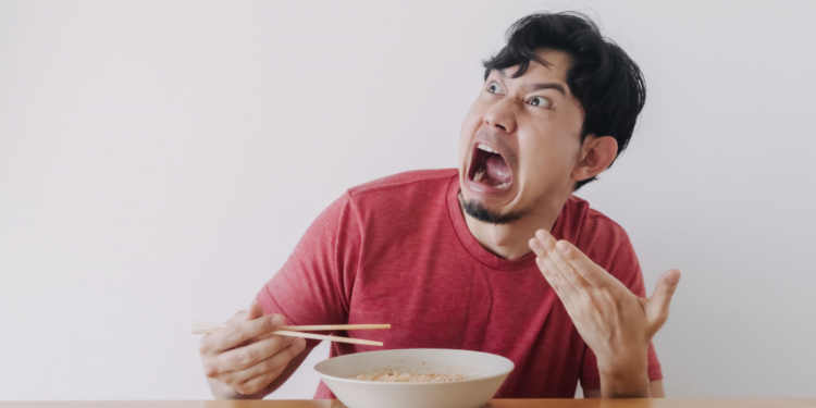 Suka Makan Pedas Saat Berbuka Puasa? Waspadai 7 Dampak Buruknya bagi Tubuh