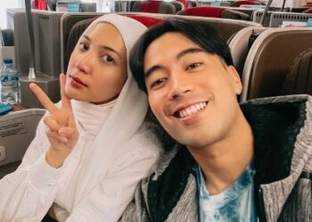 Sheila Dara Peluk Nisan Vidi Aldiano Saat Ziarah, Tak Kuasa Menahan Tangis