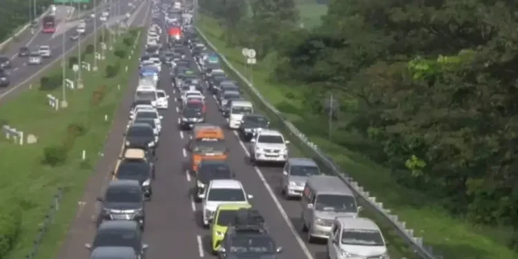 Puncak Arus Mudik Lebaran 2026, Pagi Ini Tol Cipali Macet Parah di Subang