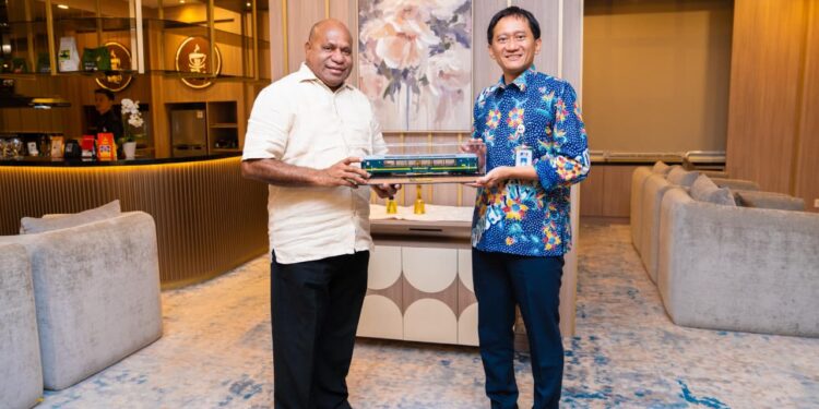 Gubernur Fakhiri Bakal Hadirkan Kereta Api di Papua Usai Bertemu Direksi PT KAI