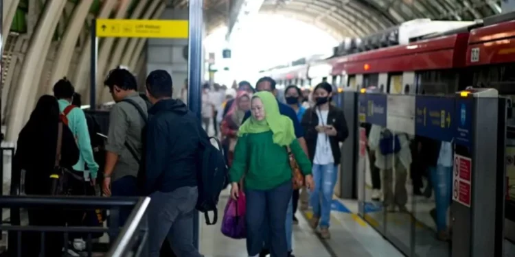 127 Ribu Orang Naik LRT Jabodebek dalam Sehari, Efek Gangguan KRL Bekasi