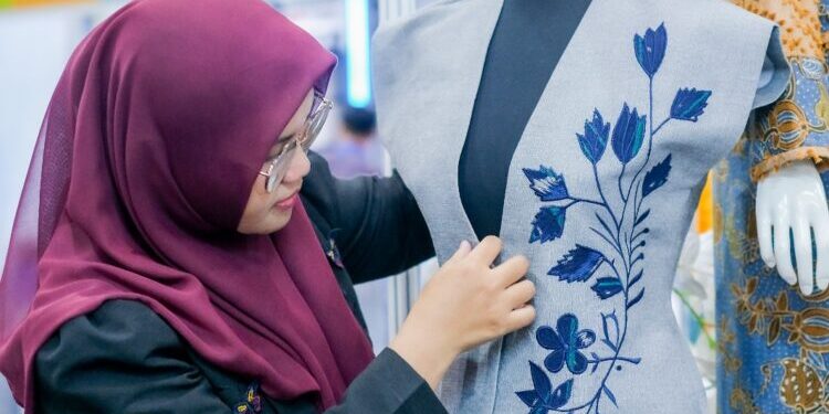 LinkUMKM BRI Dorong Pengusaha Perempuan Naik Kelas, JJC Rumah Jahit Berhasil Kembangkan Fesyen Wastra Eksklusif