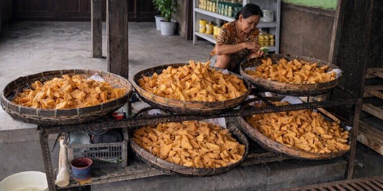 Saat Perempuan Bangkit, Ekonomi Menguat: Kisah Nia Anggraini Tumbuh Bersama PNM Mekaar dan BRI