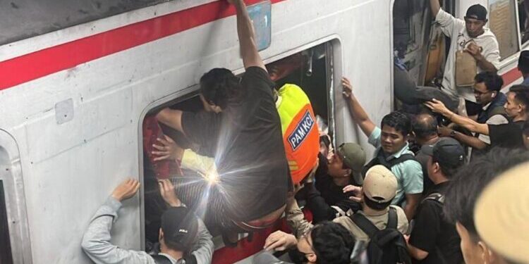 KRL Ditabrak KA Argo Bromo Anggrek di Stasiun Bekasi Timur, Gerbong Wanita Ringsek
