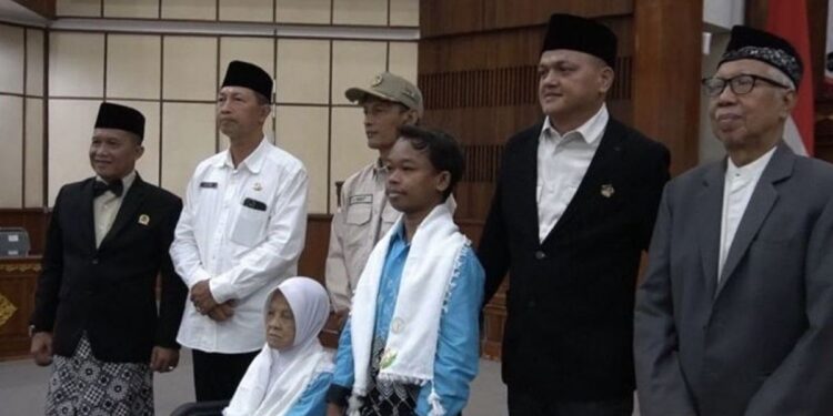 Cerita Haru Dhani, Jemaah Haji Muda yang Siap Dampingi Ibu ke Tanah Suci