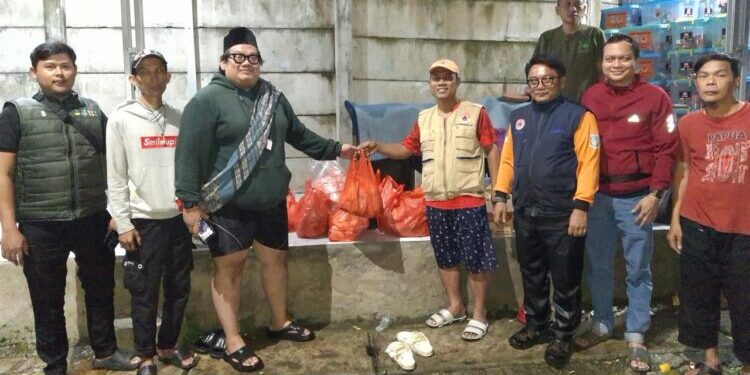 Dinsos Tangsel Salurkan Bantuan untuk Korban Banjir dan Longsor, 150 Paket Makanan Dibagikan