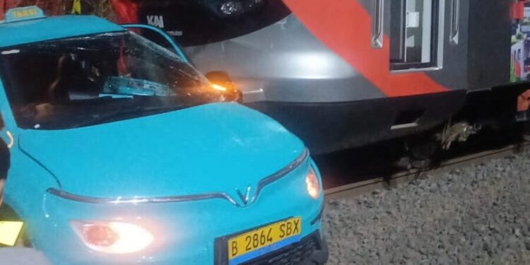 VinFast dan Green SM Angkat Bicara soal Insiden Taksi Listrik Tertabrak Kereta di Bekasi