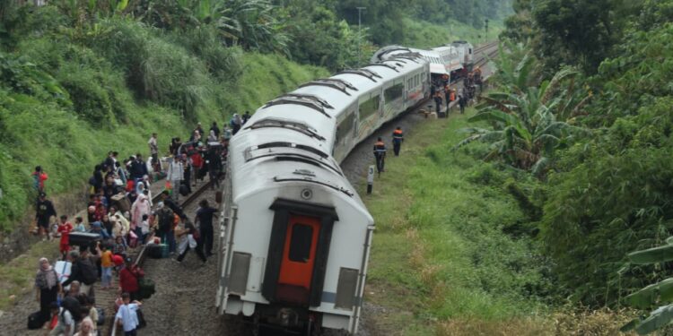 Kereta Bangunkarta Anjlok di Stasiun Bumiayu, KAI Siapkan Bus dan Rekayasa Perjalanan