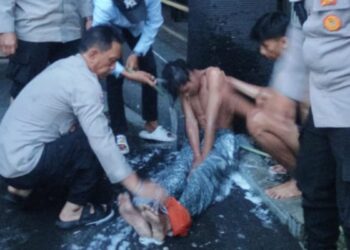 Usai Nyebur ke Kali Sunter, Pria Mabuk Dimandikan Polisi hingga Sadar