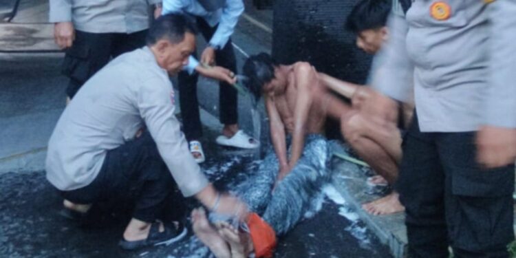 Usai Nyebur ke Kali Sunter, Pria Mabuk Dimandikan Polisi hingga Sadar