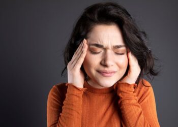 Sering Sakit Kepala Usai Makan Siang? Ini Penyebab yang Sering Tak Disadari