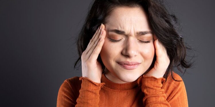 Sering Sakit Kepala Usai Makan Siang? Ini Penyebab yang Sering Tak Disadari