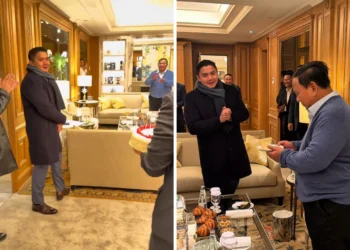 Momen Spesial di Paris, Presiden Prabowo Beri Kejutan Ultah untuk Seskab Teddy