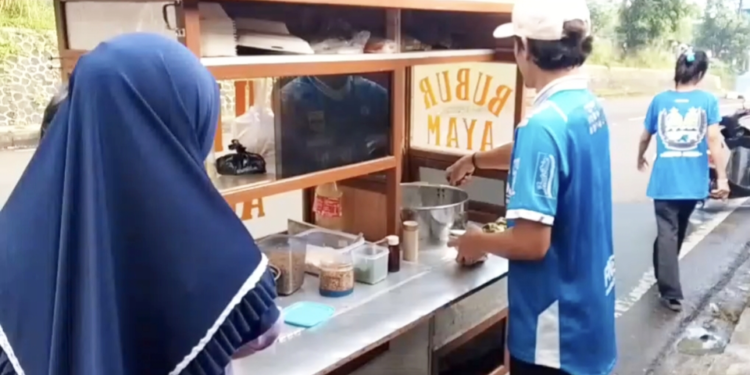 Euforia Persib Juara! Pedagang Bubur Keliling Rela Gratiskan Dagangan hingga Diserbu Warga