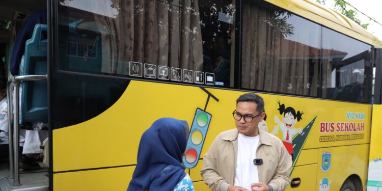 Pilar Tinjau Bus Sekolah Gratis di SMPN 17 Tangsel, Pastikan Layanan Tetap Beroperasi