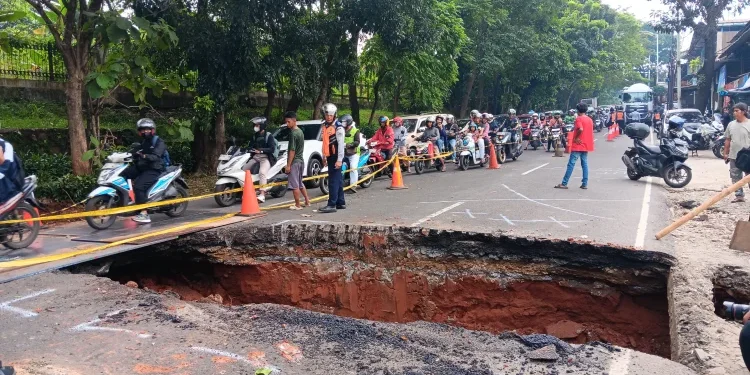 Jalan Amblas di Lenteng Agung Bikin Macet Parah hingga Flyover IISIP