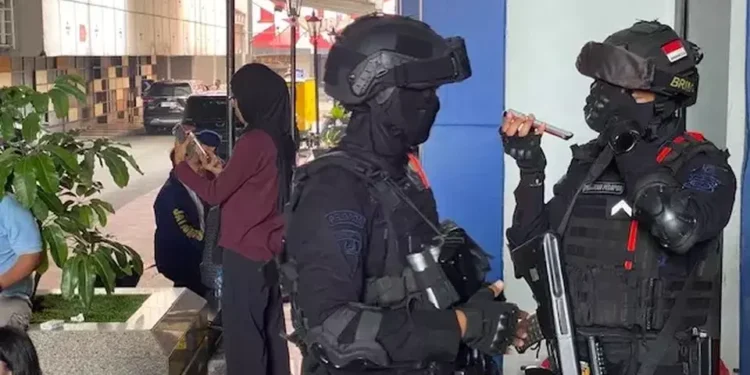 Polisi Kejar Aktor Utama Judi Online Internasional Usai Gerebek Hayam Wuruk