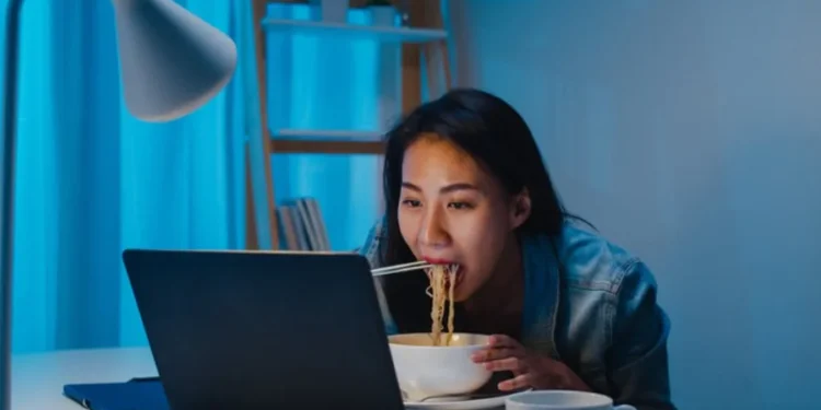 Sering Makan Malam Terlalu Larut? Ini Dampaknya bagi Metabolisme dan Tidur