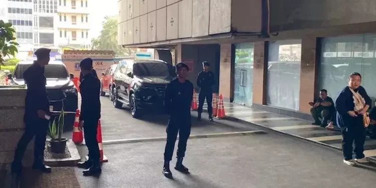 Polisi Gerebek Markas Judi Online Internasional di Hayam Wuruk, Ratusan WNA Diamankan