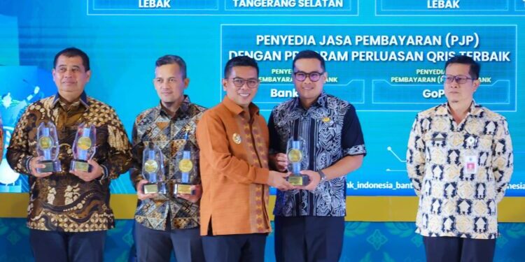 Pemkot Tangsel Raih 2 Penghargaan Digitalisasi Keuangan Daerah Terbaik dari BI